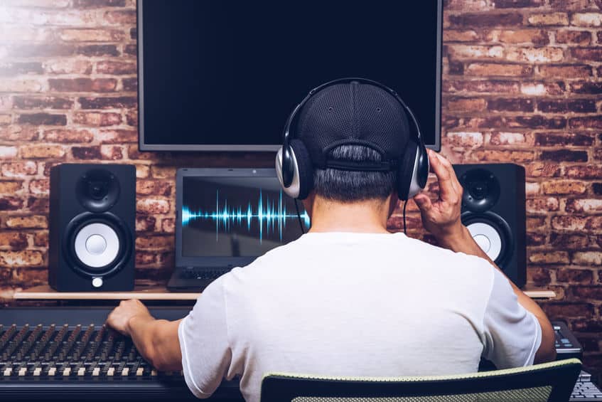 Casque home studio et enceintes ; une expérience d'écoute différente.