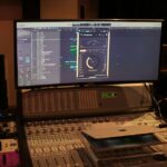 Enceintes de monitoring de part et d’autre d’un écran dans un home-studio