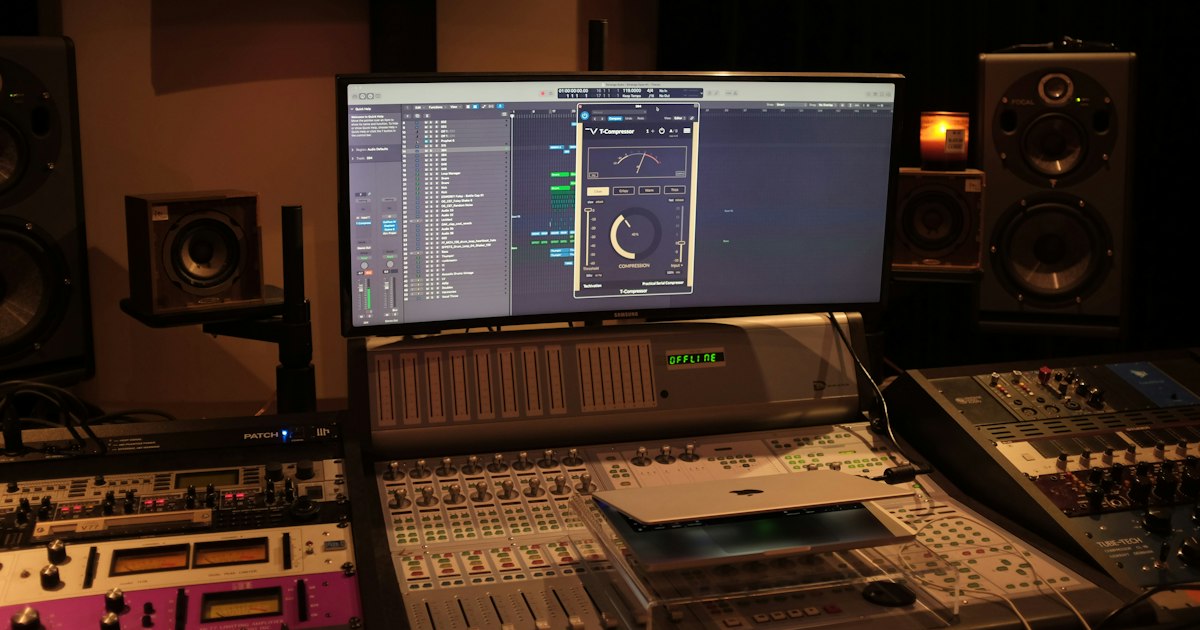 Enceintes de monitoring de part et d’autre d’un écran dans un home-studio