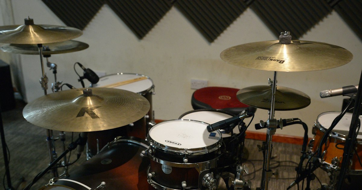 Batterie en studio avec micros sur les toms et la caisse claire