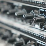 Appareils de traitement audio en rack avec leurs boutons de réglage