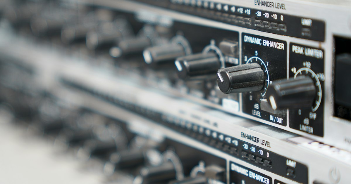 Appareils de traitement audio en rack avec leurs boutons de réglage
